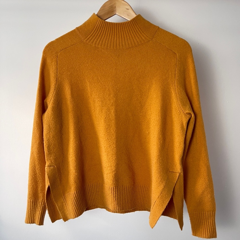 Banana Republic Soft Mustard Sweater size S
